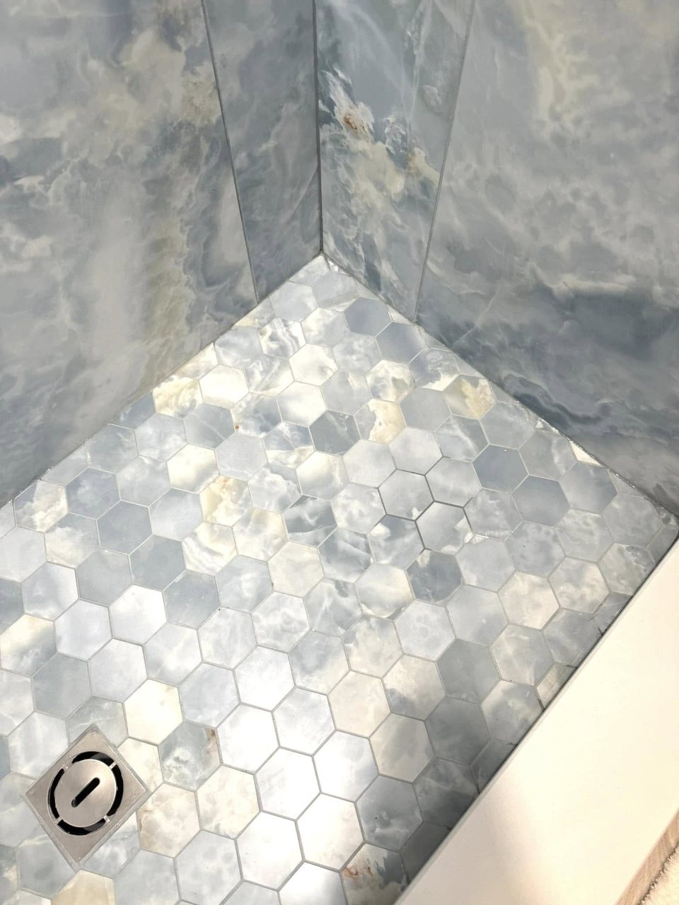 Shower finished in marble tile